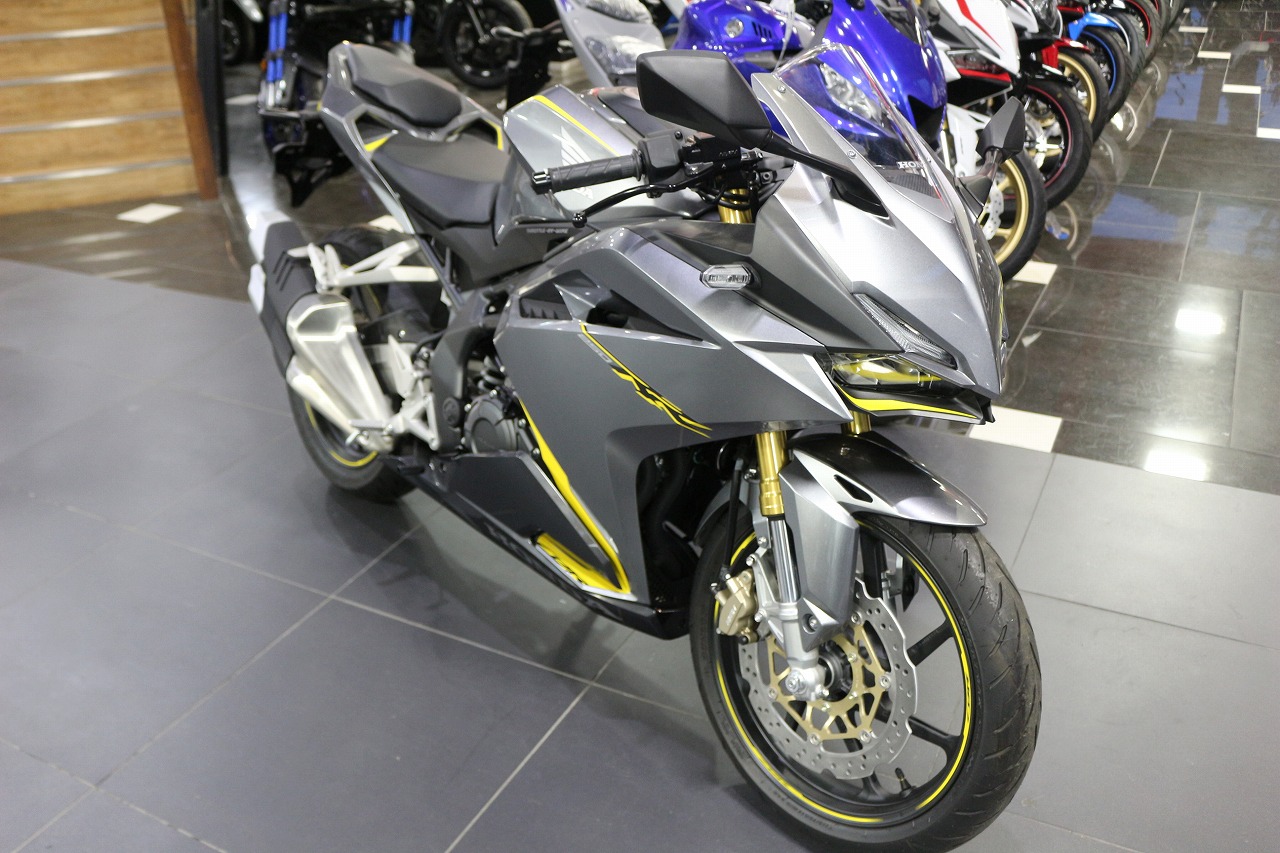 ユーメディア湘南 公式 17年式のcbr250rrが入荷しました カラーリングはソードシルバーメタリックという名称で 現行車両の系統とは違ったカラーリングになっております シルバーのcbr250rrはなかなか入荷しない車両ですので 気になる方はお早めに