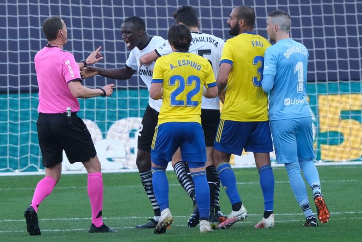 elmundotoday's tweet photo. Para acabar con el racismo en el fútbol, los árbitros sancionarán con tarjeta amarilla a cualquiera que lo sufra: https://t.co/dVI1OSQ0Nk https://t.co/McbKZ7seyT