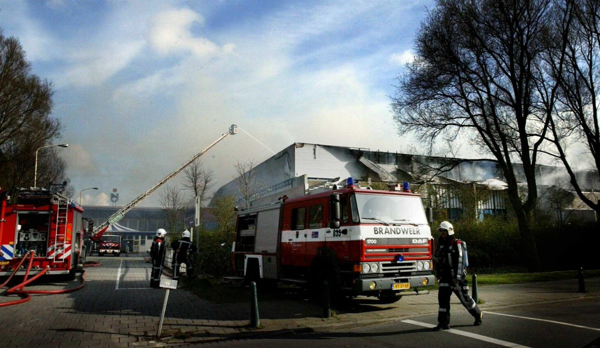 Op 5 april 2004 ontstaat brand op het dak van Schaatsbaan De Uithof in Den Haag.