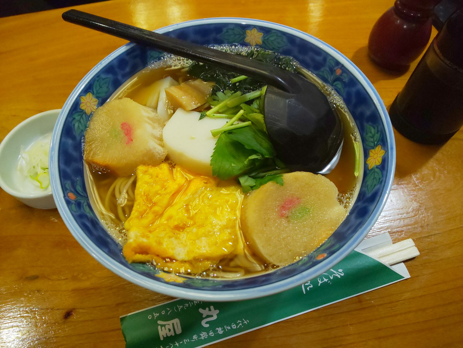 やむ 神田警察通りの そば処 丸屋 でおかめそば900円 花巻蕎麦とおかめ蕎麦は蕎麦屋で注文しないメニューランキング1位と2位だと思います そば 蕎麦 おかめそば 丸屋 T Co Ro6bgmkvtj Twitter