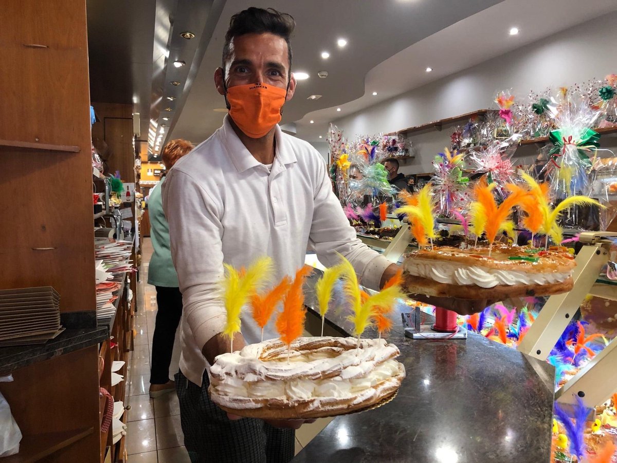 Blanes_cat's tweet photo. Les #Fleques i #Pastisseries de #Blanes viuen avui una intensa activitat amb motiu del Dilluns de Pasqua, amb autèntiques i dolces obres d'art en forma de Mones, Pastissos, Tortells i Ous de Xocolata. Feliç dia de Pasqua ! https://t.co/wLJVZgihMd