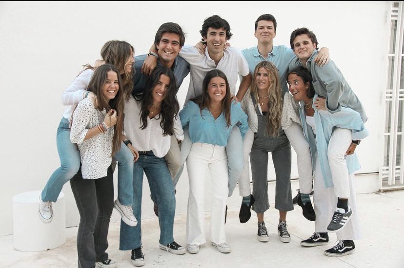 TuRetoAzul's tweet photo. Nuestro equipo al completo!!💙 
Hay que seguir difundiendo #TuRetoAzul! Entre todos seguro que lo conseguimos!💪🏽
Hoy os traemos una sorpresita que seguro que os va a encantar! Sobre todo a los que nos estáis ayudando económicamente! 
Código Bizum ONG: 02581
#JovenesPorTuRetoAzul https://t.co/xKA6fOFHOX