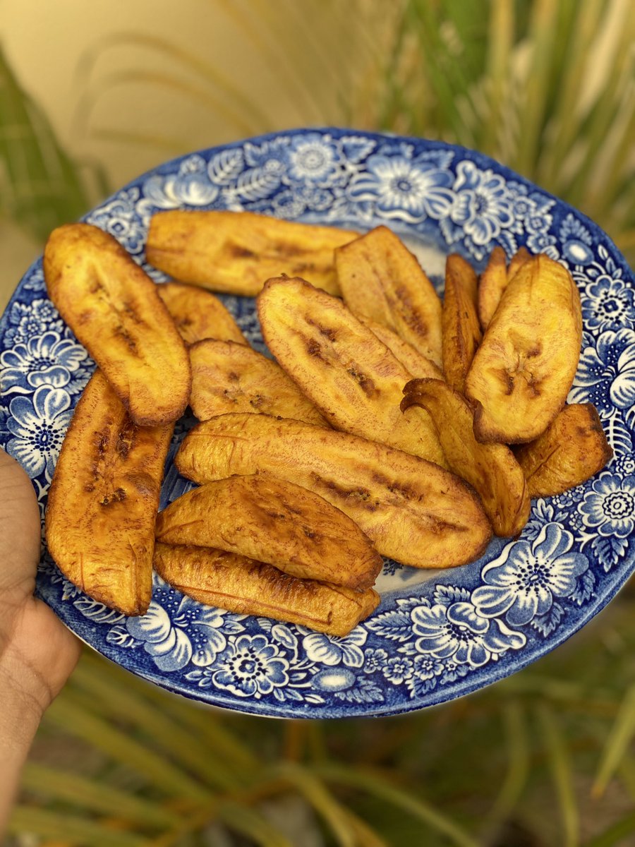 theteniola's tweet photo. Onome @michaeloejoor this is what plantain should look like. Not that soft nonsense you eat 🤪 https://t.co/lKTh03mkiU