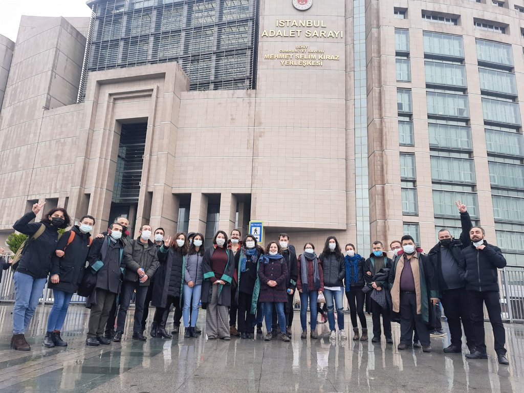 Makbul avukatlar olmayacağız! 

5 Nisan Avukatlar Günü'nü kutlama değil, mücadele günü olarak görüyor ve saldırılara, baskılara, tehditlere rağmen mesleğimizi savunmaya devam edeceğimizi tekrar ilan ediyoruz. Savunma susmadı susmayacak!

#AvukatlarGünü
#SavunmaSusturulamaz