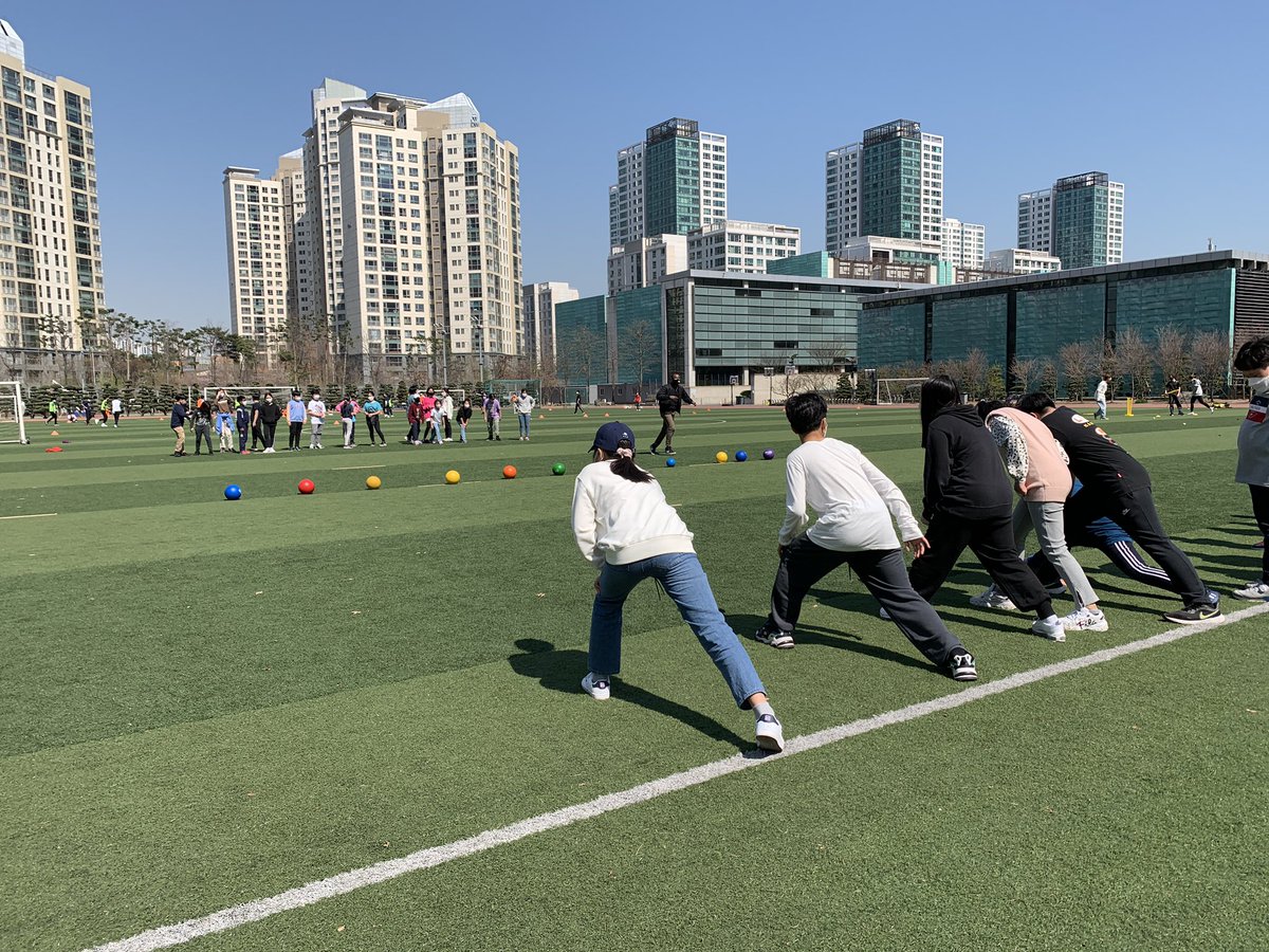 FreemanMei123's tweet photo. 5C Ss wanted a dodgeball match with 5D...so then they organized it and made it happen @Intl_Chadwick #agency #choice #ownership #sunshine #movement #fun #leadership https://t.co/WaRLtesVR5