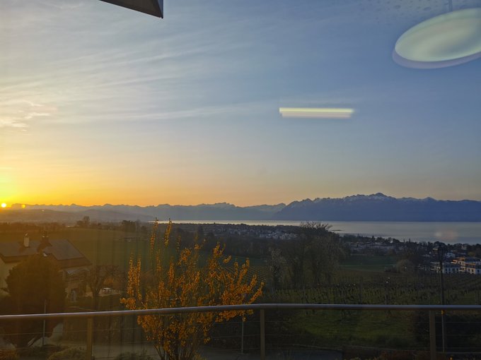 La chance d'assister au lever du soleil sur les #Alpes, surtout que &ccedil;a signifie la fin de ma nuit de<a href="/tag/nightshift"class="tags"><span>#nightshift</span></a><a href="/tag/suisse"class="tags"><span>#suisse</span></a><a href="/tag/lacleman"class="tags"><span>#lacleman</span></a><a href="/tag/alpes"class="tags"><span>#alpes</span></a><a href="/tag/aidesoi"class="tags"><span>#aidesoi</span></a>