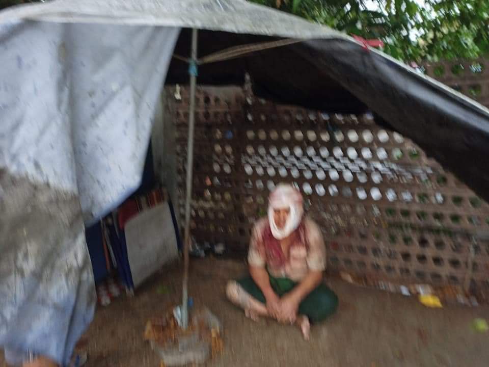 shafiur's tweet photo. #Apr5Coup Maha Bandula Road, Yangon

SAC junta violence: Man from Dawphon township beaten up badly around the head. 

#WhatshappeningInMyanmar https://t.co/9Fb4cWCNHa