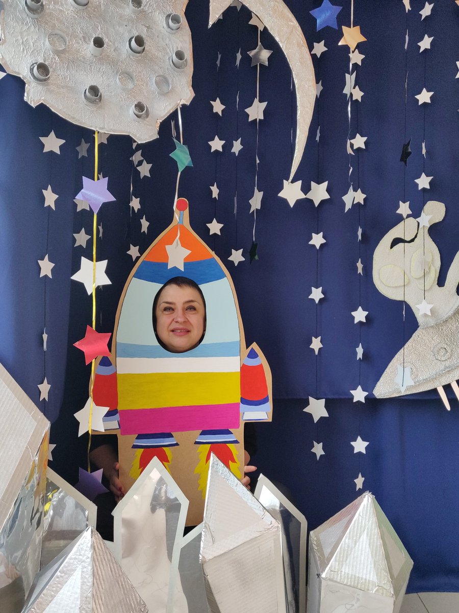 Так чудесно в космосе! Так волшебно в космосе! В детском саду 2 "Золотая искорка" готова фотозона ко Дню космонавтики)))