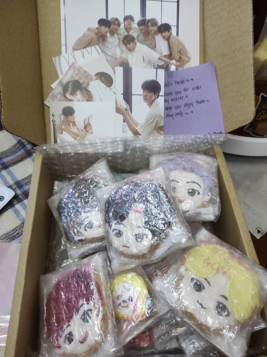 rubyluna66's tweet photo. After trying several times, i finally got to order from @Beesuan2 Its so pretty & adorable!! I dont have d heart to eat them. Its individually bubble wrapped. God! that mustve taken so much time. Sadly d mic & whale broke😢. Thank you so much! I love them!💜💜
#BeesBakeFeedback https://t.co/otpmopN5to