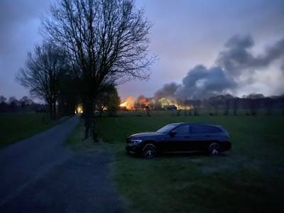 Grote brand in geitenschuur, brandweer vreest dat dieren zijn omgekomen..