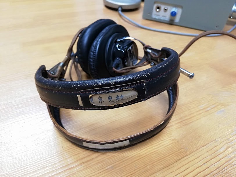 takao_obc's tweet photo. エレガアコスのヘッドフォン!DR-531Aです。
1954年発売。ラジオ大阪開局前の製品です。
「人の声を聴く」ために作られたAMラジオ局専用とも言える名機で全てハンドメイドなんですって!
#エレガアコス #ELEGA #放送機材 #ヘッドフォン #ラジオ大阪 https://t.co/pI0KeUCWbo