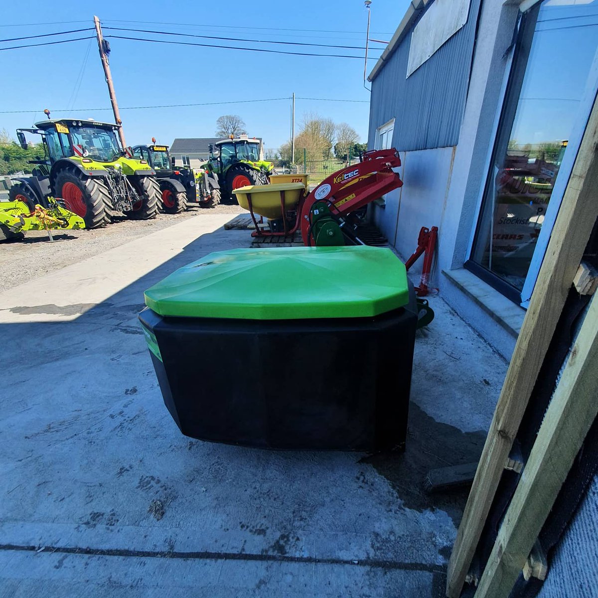 The Tipsy Bin is on display at Quigley Class Tractors in Ahascragh if you want to pop in and have a look. #mountbellew #ballinasloe #farmers #agriculture #beef #sheep #Dairy #class #tipsybin <a href="/Galwaybayfmnews/">Galway Bay fm News</a> <a href="/farmersjournal/">Irish Farmers Journal</a> <a href="/MountbellewAgri/">Mountbellew Agricultural College 🐂🐄🐏🚜🌲</a>
