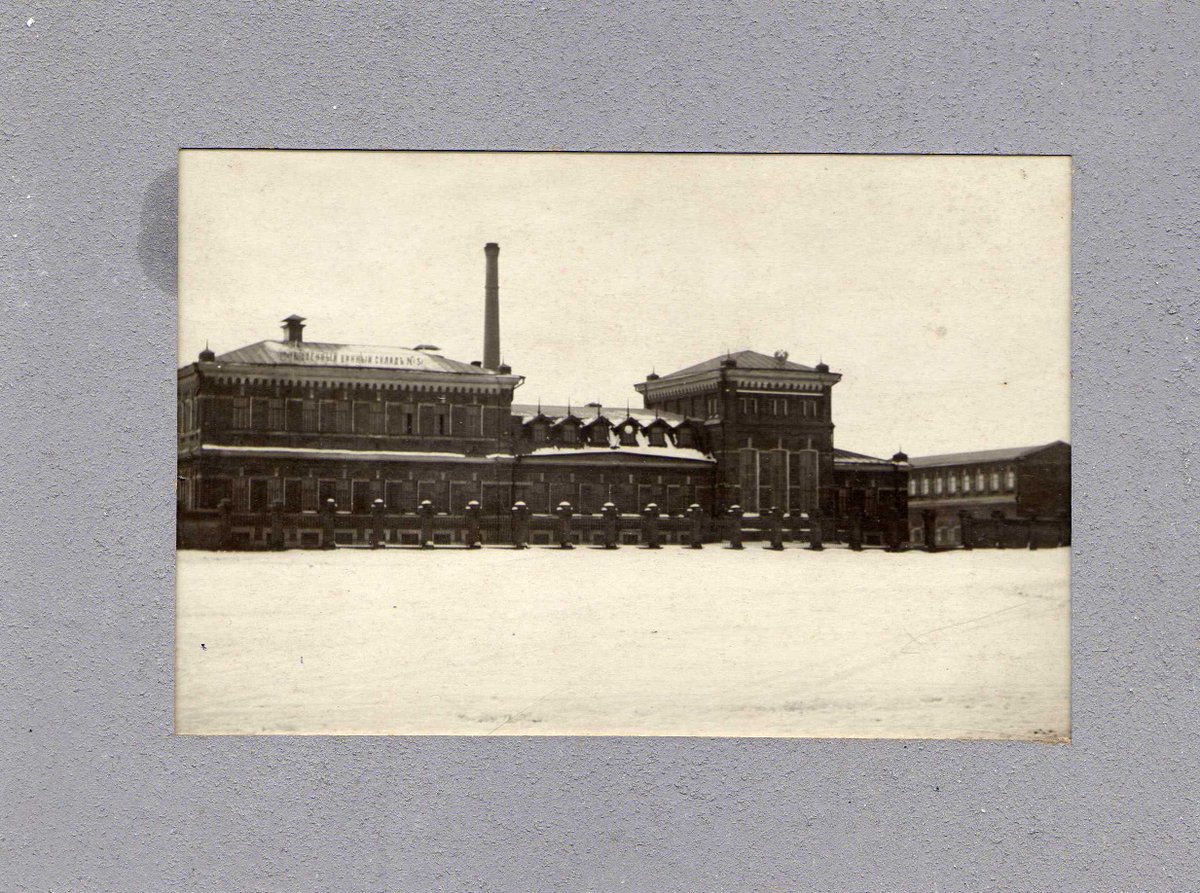 AncienTsar's tweet photo. @genakova1 @KuzHistory Это здание, насколько мне известно, сохранилось частично. Находится у Чугунного моста за синим забором: бывшее здание заводоуправления. Улица Стекловская 104. https://t.co/3hGSEroKUz