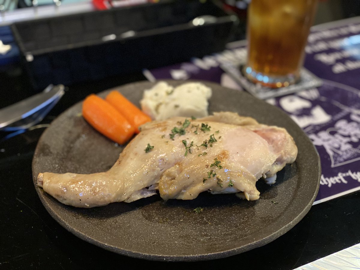LitBar2's tweet photo. こんにちはー!
Bar Litです。
今日のおすすめでーす!
鳥のコンフィです。
昔ながらのクラシックな技法で丁寧に仕込んでますので柔らかくなってますよー!
是非遊びに来てくださいねー!
15時から21時まで営業しとります!
本日もいろんなお客様との出会いがあるようにお待ちしてます。
#BarLit https://t.co/OF1853ruQD