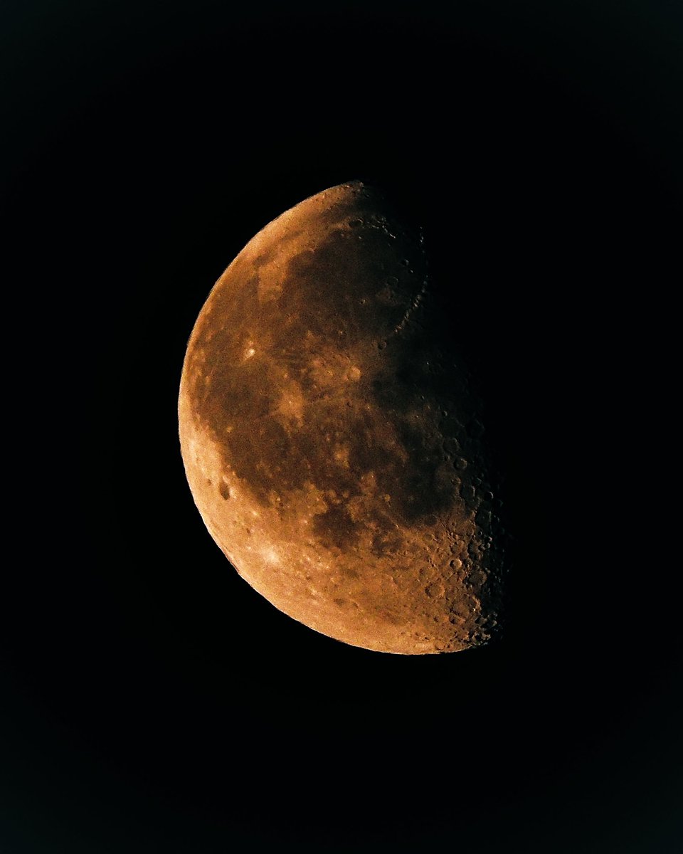 AledHall's tweet photo. Arianrhod anhygoel oriau mân fore Llun y Pasg...#Anhygloer

Beautiful third quarter moon in the early hours of Easter Monday.....#Moontastic
@StormHour @ThePhotoHour @ItsYourWales @LocalWales @nationalwales @StormHourAdele @StormHourMark 
#LockdownPics https://t.co/kyXPXAx0TA