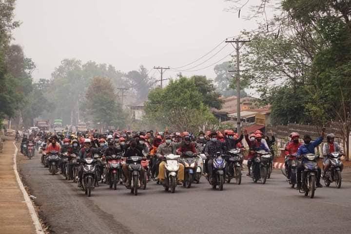 Motorcycle strike at Northern Shan State's KyaukMe township condemned the military regime.
#Apr5Coup
#WhatsHappeningInMyanmar #RejectMyanmarMilitaryCoup #CrimesAgainstHumanity #InternetShutdown #WeNeedR2PInMyanmar #FreeAungSanSuuKyiAndDetainees #FreeOurStudents #SaveMyanmar https://t.co/N2hbE22RQQ