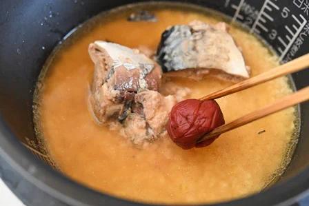サバの水煮缶で美味しい炊き込みご飯を作る方法！梅干しを入れるとさらに美味しくなる！！