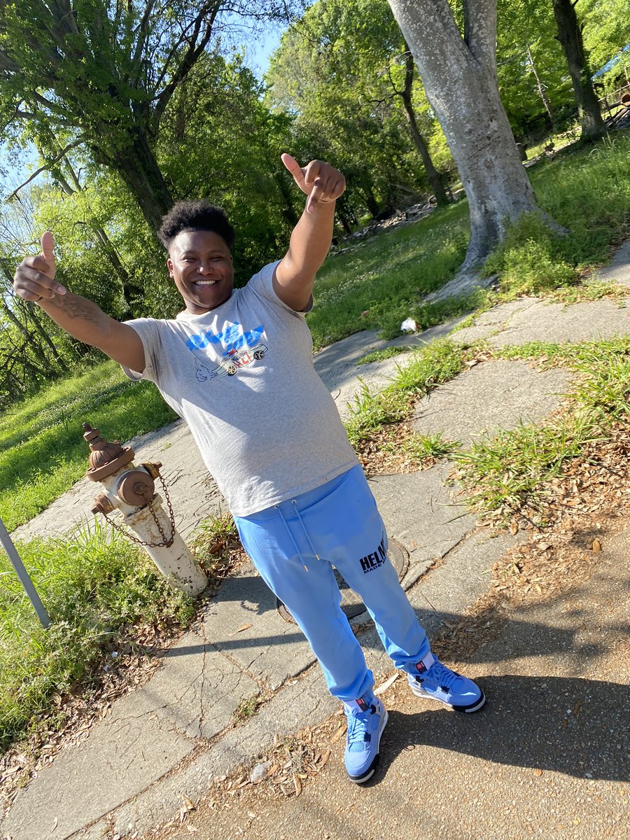 bossmanedez's tweet photo. Real 🦍🦍🦍’s round me you’ll think we in dha Zoo I’m good in dha hood wat bout you 🤔💪🏽✈️🤞🏾💯 #Dpws #DGK #OriginalBottomBoyz https://t.co/iC7AEjG32U
