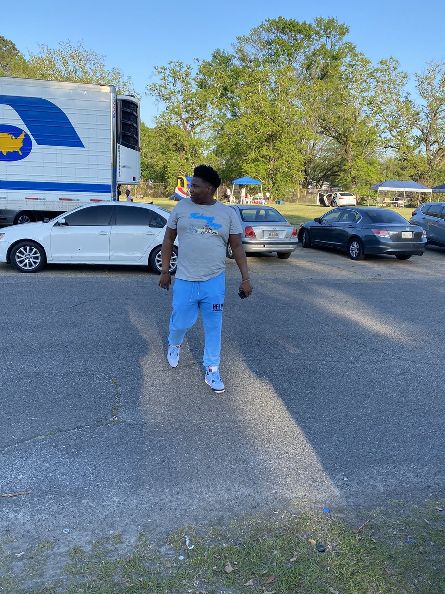 bossmanedez's tweet photo. Real 🦍🦍🦍’s round me you’ll think we in dha Zoo I’m good in dha hood wat bout you 🤔💪🏽✈️🤞🏾💯 #Dpws #DGK #OriginalBottomBoyz https://t.co/iC7AEjG32U