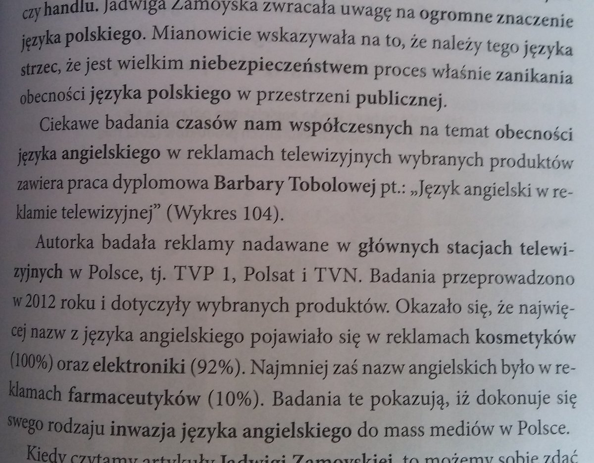 Autor wielokrotnie narzeka na anglojęzyczne zwroty stosowane przez Polaków, przywołuje badania, jednak nie przeszkadza mu to samemu w tym krytycznym fragmencie używać np. zwrotu "mass media".