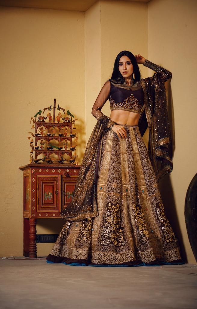 Essence of silk in enchanting designs 💖
#stylishbynature #kanchipuramsaree #BlossomWatch #fashion #design #etsy #artist #sareedraping #beautiful