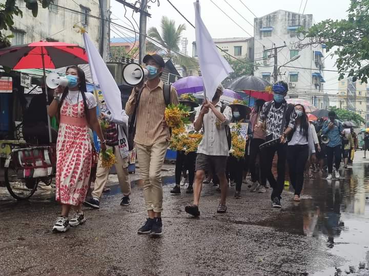 Padauk Strike in #Thamine , Mayangone Township is still protesting strong against dictatorship even though raining today.
#Apr5Coup
#WhatsHappeningInMyanmar https://t.co/3kpok0ZrPp https://t.co/URXiYsiB77