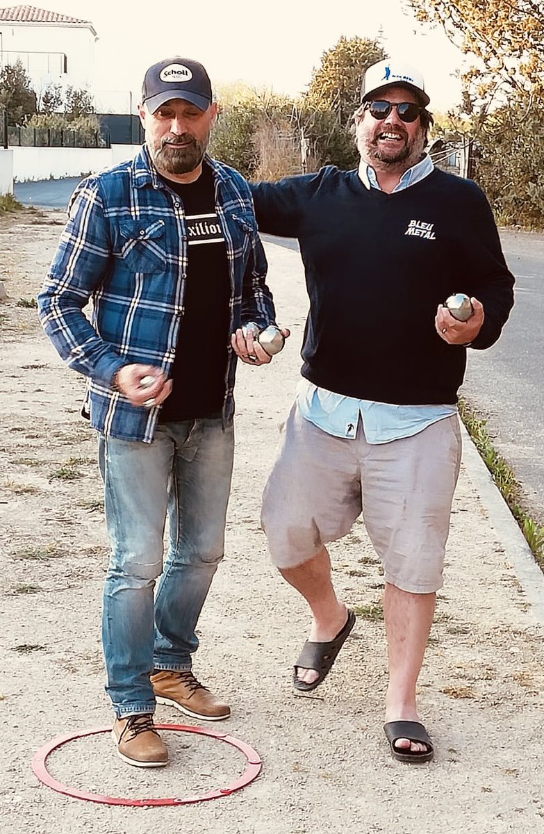 Joyeuses Pâques mes Superbes ! On attaque une pétanque ! Une pétanque avec un pote j’vais vous dire, ça vaut mieux qu’une petite sucrette au péage ! Bises sur la figatelle mes génies !