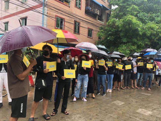 SouthOkkala, Yangon: Undeterrable by armed terrorists, these courageous and persistent pro-democracy young protestors couldn’t be deterred by the rain, marching today. #WhatsHappeningInMyanmar #Apr5Coup https://t.co/l6ci4QFsyM https://t.co/fQoGu0HqS0