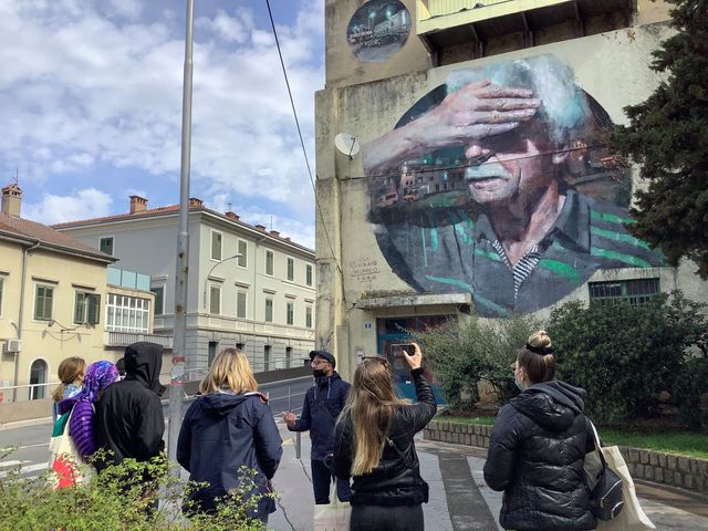 Rijeka2020's tweet photo. Rijeka murala – vođena tura kroz street art galeriju na riječkim ulicama! 🎨 #Rijeka2020 #EPK2020 #RijekaMurala #Akumulator https://t.co/vo8zMbj7g2