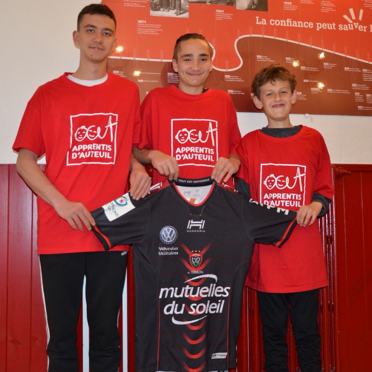 Merci <a href="/LouisCarbonel/">Louis Carbonel</a> pour ce don maillot du <a href="/RCTofficiel/">RCT – Rugby Club Toulonnais</a> à nos jeunes pour leur Action Éducative de Solidarité Internationale #Sénégal2021 !