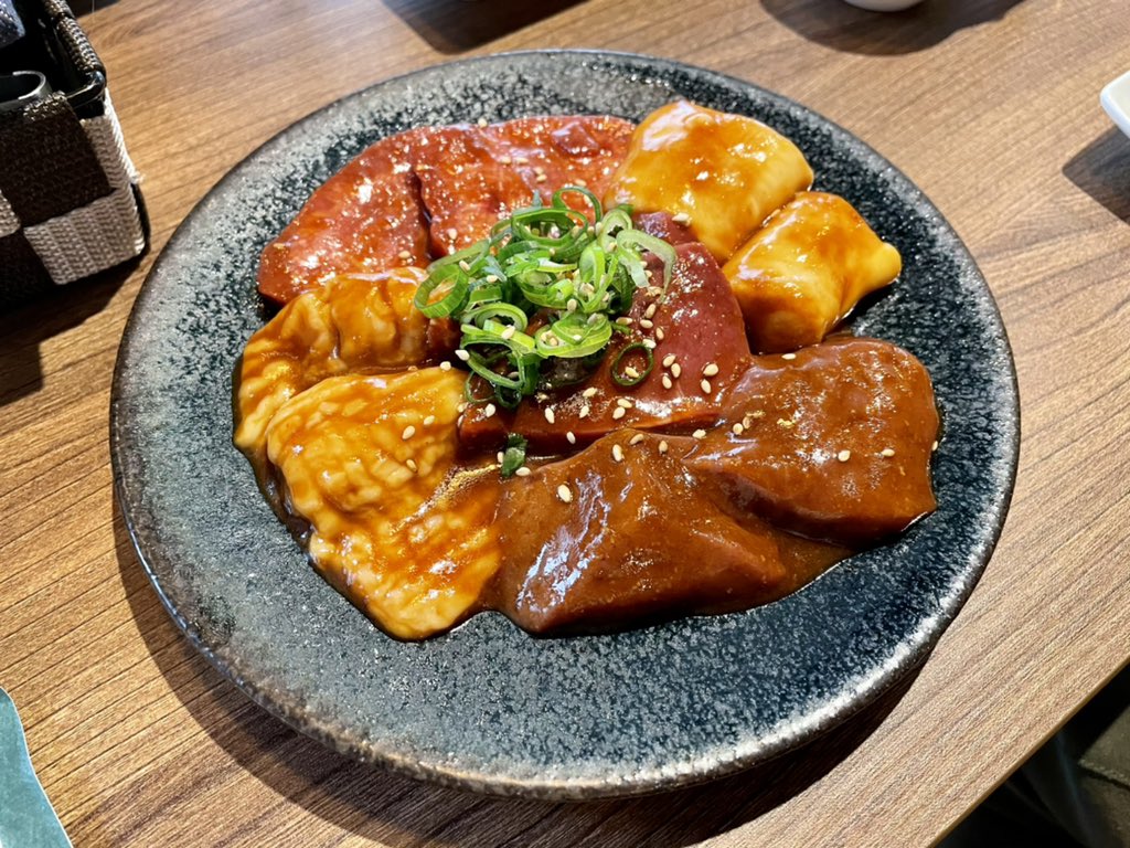 ofunanet's tweet photo. 今日のランチは、焼肉 #MUSHIRO  でカルビ❤️

旦那さんはホルモン。

お肉は見た目通り、めちゃくちゃ美味しい😍

サラダもナムルも美味しいんだよー。

スタッフさんも店内も素敵で、イチオシな焼肉屋さん✨

#大船　#焼肉 https://t.co/IDKhEultUz