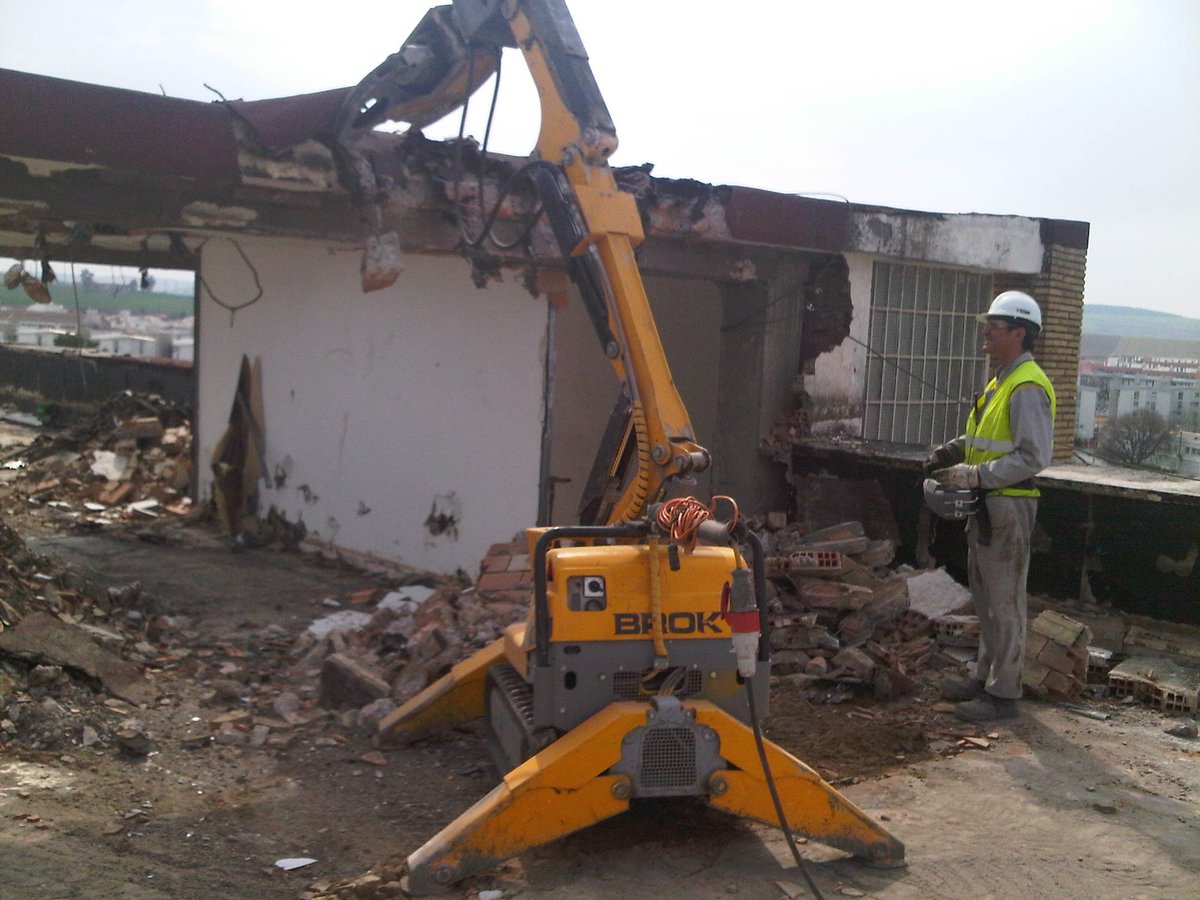 GruasBarea's tweet photo. ¿Necesitas alquilar la #maquinaria indicado para tus trabajos de #demoliciones ? En Grúas Barea dispones del más amplio catálogo de herramientas, maquinaria específica, personal cualificado para su manipulación etc... 🏗  #construccion #obras 
Contacta 👉 https://t.co/6bsdbuinwV https://t.co/hKgf7MQCjL