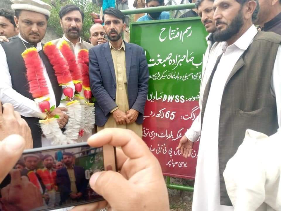 SibghatullahMna's tweet photo. وعدوں سے تکمیل تک کا سفر جاری...!!!
ممبر قومی اسمبلی و پارلیمانی سیکرٹری اورسیز صاحبزادہ صبغت اللہ نے آج تحصیل واڑی چاپر صادق آباد میں "65 لاکھ روپے" کی لاگت سے بننے والے واٹر سپلائی ٹیوب ویل کا افتتاح کردیا,,
#MNASibghatullah #KPKUpdates #PTIDIR #MNA_NA5 #PK11 https://t.co/XlotubMFws