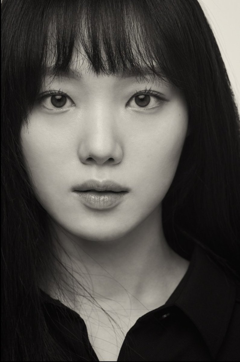 bibleestorage's tweet photo. #LeeSungKyung for KOFIC's "The Actor is Present" campaign.

'A fast-growing actor with bright
energy and sincerity. A role model for the MZ generation with her leading fashion sense and singing and dancing talents.'

https://t.co/ep69fizzOD https://t.co/wTiVkhT9hh
