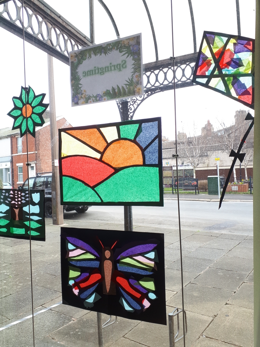 LancsLibraries's tweet image. More brilliant Spring themed artwork to view at #FleetwoodLibrary created by our wonderful Friends and volunteers. #SpringWindows @LancashireVP