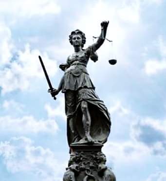 1-Bugün 5 Nisan
Dünya Adalet Günü 
THEMİS: Adalet Tanrıçası.
Okunması dileklerimle.

Aşağı yukarı herkesin hukuk denilince aklına gelen bir heykel vardır. Bu heykel  gözlerinin bağlı olması,sağ elinde tuttuğu kılıcı ve sol elindeki terazisiyle tanınan tanrıça  ‘’THEMİS’’tir.