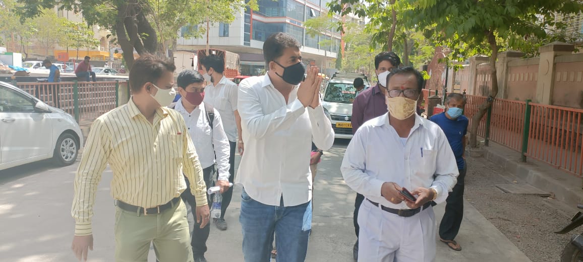 Deepakthakur_1's tweet photo. Visited to review work of #CC_Road frm #KrishnaResidency to #LinkRoad along with local residents &amp; bmc road department officers #Ward50 #Goregaon !
@VidyaThakurBJP ji https://t.co/n3I0YpaK4P