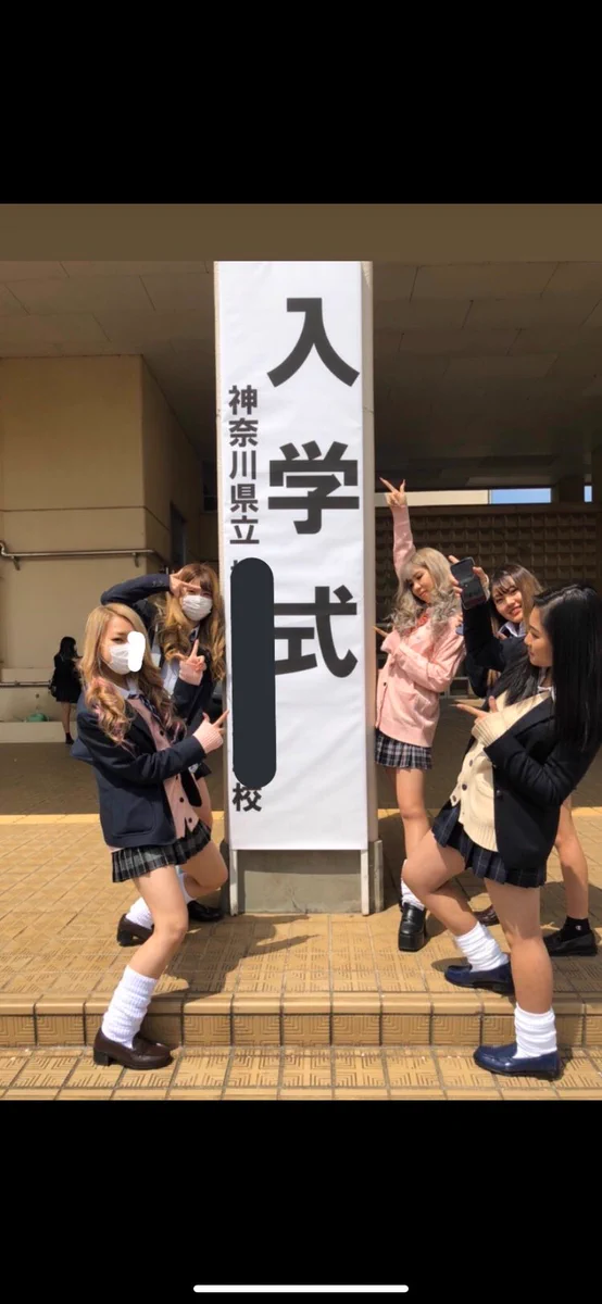 一年の間にいったい何が？４人消えている。一枚目「2020年の入学式」二枚目「2021年入学式」