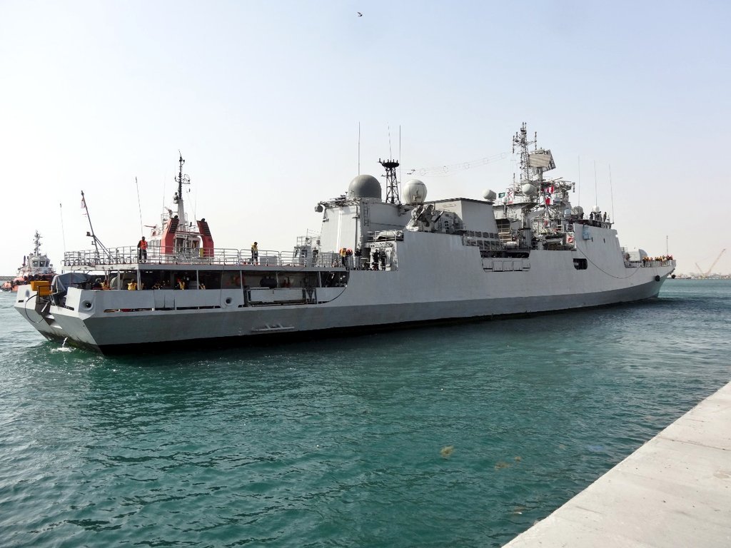 Aditya_G_Social's tweet photo. INS Talwar (F40) seen here visiting a port in Saudi Arabia. Seems to be equipped with a Variable Depth Sonar. See file picture for comparison.
#MissionBasedDeployment #OpSankalp #IndianNavy https://t.co/hGJdnKMbaZ
