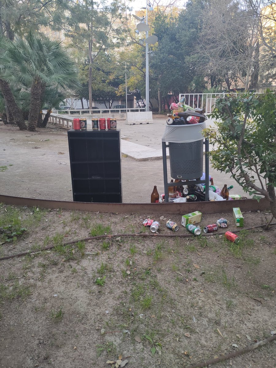 mariace1970's tweet photo. @hila @DavidDiezH @Ossi836 @Miguel64973961 @EstarellasJose @campredonet @PalmaBarrios_ @UHmallorc @diariomallorca El parque de Can Simonet un Santuario que continúa con las tradiciones de alcohol,drogas,heces,orines,.donde el @hila y @policiadepalma continúan sin actuar. https://t.co/qzuiI6pvIw