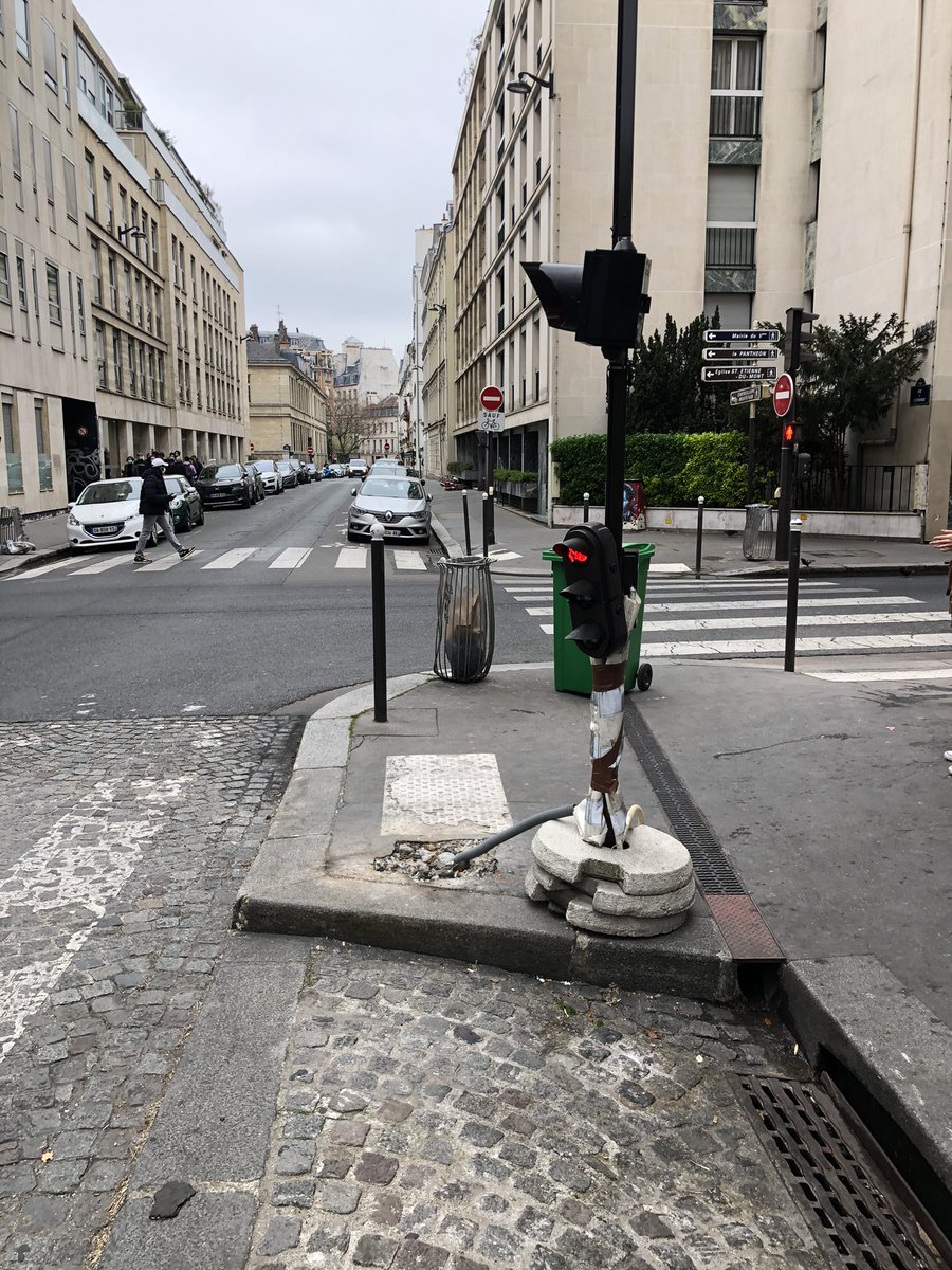 ☝️ Il y comme un petit souci ce matin avec les panneaux de signalisation derrière le Panthéon 🏛

#saccageparis