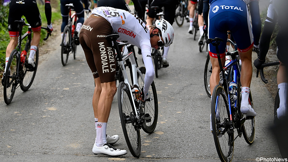 Michael Schär reageert met een emotionele Instagram-post op zijn uitsluiting in de Ronde.

"Ik ving als kind zelf een drinkbus in de Tour de France. Door dat kleine stukje plastic raakte ik echt verslaafd aan wielrennen."

sporza.be/artikels/emoti…

#wielrennen
#RVV2021
#RVV21