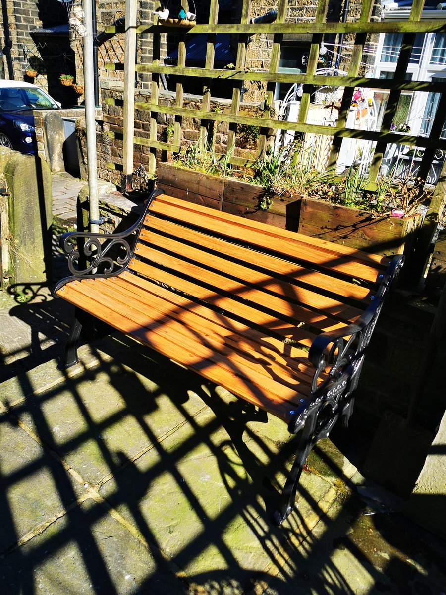 fannywaxer's tweet photo. A bench and a bird feeder #lifeisnowcomplete https://t.co/ljsy6rElxo