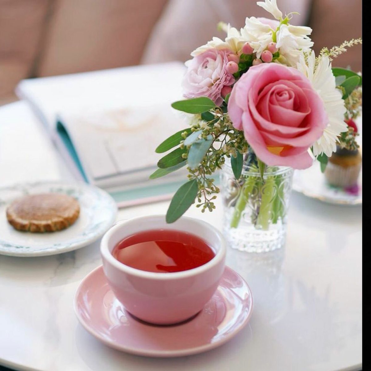 كن شخصاً يُسعد الناس ولا يضرهم ،
وكن مبتسماً ، لـ يشتاق الناس لإبتسامتك عند 
غيابك أزهر دُون أن يسْقيكَ أحد 💫🌸