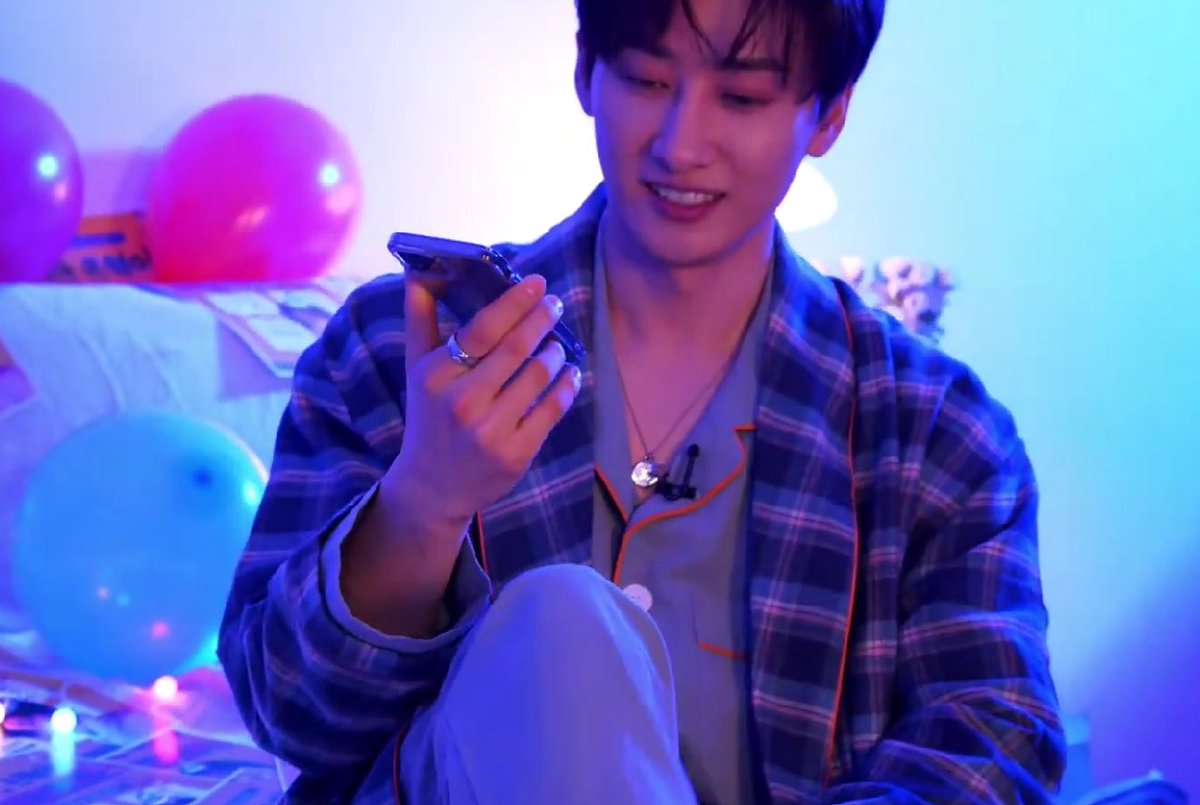iPhone 12 pro is also the present ShineHyuk prepared for Hyukjae last year. We love you more than 3000.🌙💙💎🎁