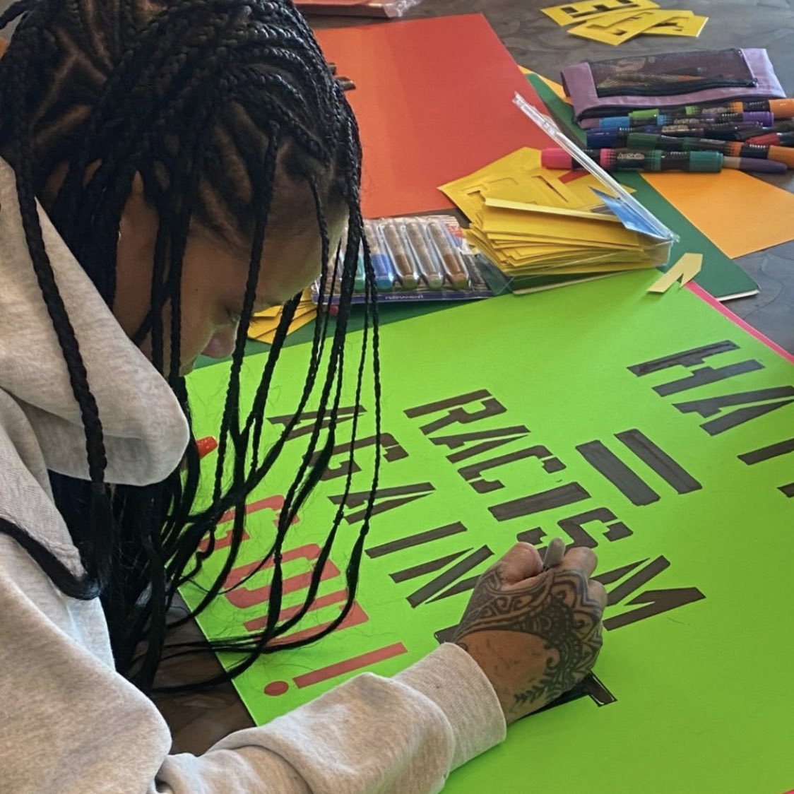 PopCrave's tweet photo. .@Rihanna attended a #StopAsianHate march in New York City with her assistant, Tina Truong. https://t.co/gpNHqBg53T