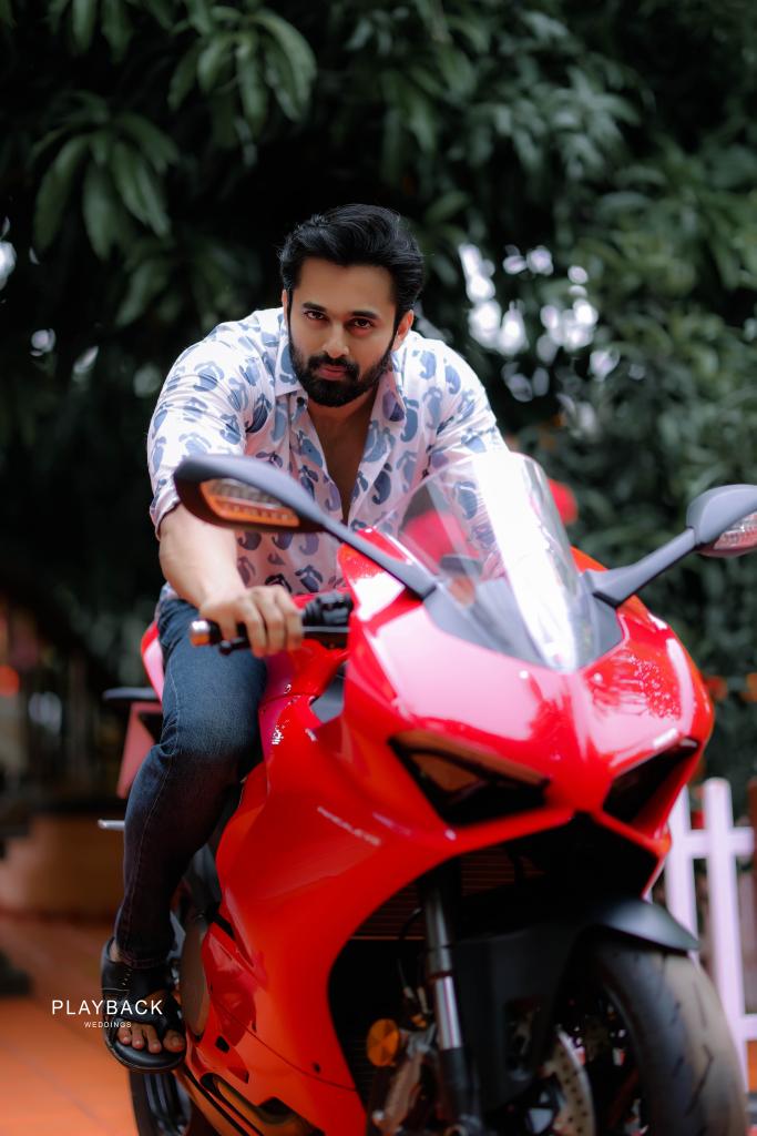UnniMukundanClb's tweet photo. Unni Mukundan latest 💥🔥😍
@Iamunnimukundan
#UnniMukundan
#УнниМукундн #Superman #SuperManOfMollywood #ManOfSteel #MollywoodSuperman #SuperManofKerala #meppadiyan #bhramam #Khiladi #HenryCavill @Ducati_India @ducati #ducati #ducatilover #ducatipanigalev2 #ducatipanigalev4 https://t.co/JXYDganSAR