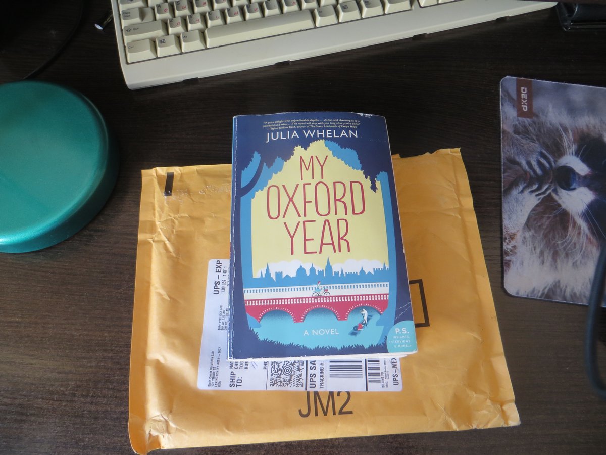 Today I received a package from Ohio - the book #MyOxfordYear by @justjuliawhelan. It's a funny coincidence that the main character in this book is also from Ohio 😃
I am so happy that now I can not only listen and read, but also literally touch the novel that I love so much ❤️