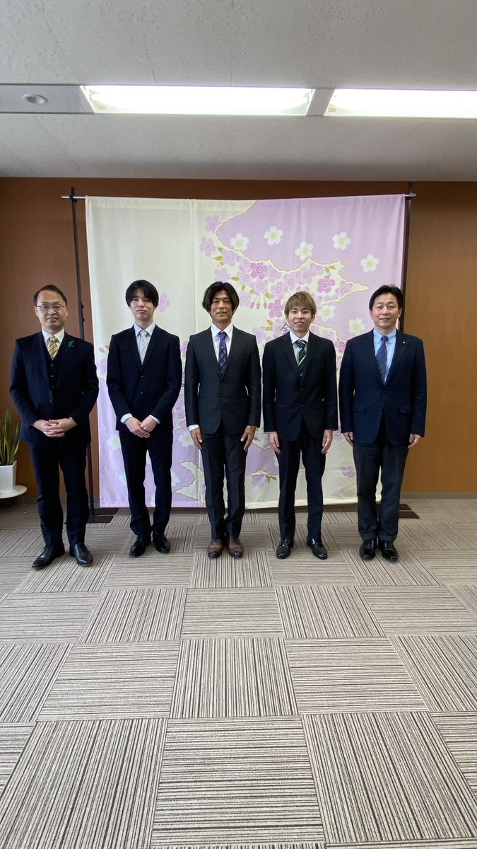 CapoeiraGueto's tweet photo. WCFのカポエイラの世界大会を経て若岡伶、佐藤和樹と小林市議会議員と共に山野金���市長の所へ表敬訪問へ行ってきました。
市長からの質問に二人とも落ち着いて上手に話し、動きだけではなく自分の意見をしっかり持ってるなと近くにいながら感心しました。#カポエイラ　#金沢 https://t.co/axxqj2QJv2