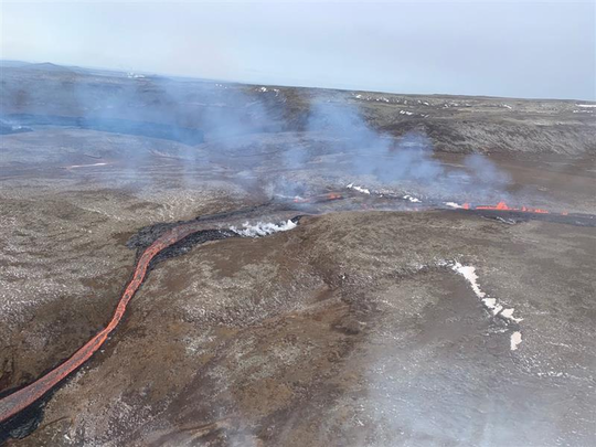 New additional fissure opened at ca. 12:00GMT today near the initial #eruption site in #Geldingadalir. Length of fissure is est. 200m. and middle of the fissure is approx. 1km NE of eruption site. The lava flows toward Merardalir, east of new fissure. bit.ly/2PXp6Dk